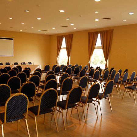 Hotel Howard Johnson Trenque Lauquen Esterno foto